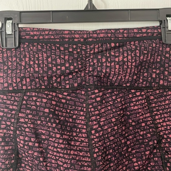 Lululemon Outrun 17" Crop Like New Leggings in the Plum / Black Pattern Size 6 - Picture 3 of 8